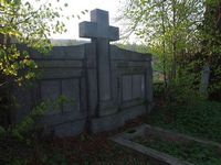 Widok zniszczonego cmentarza